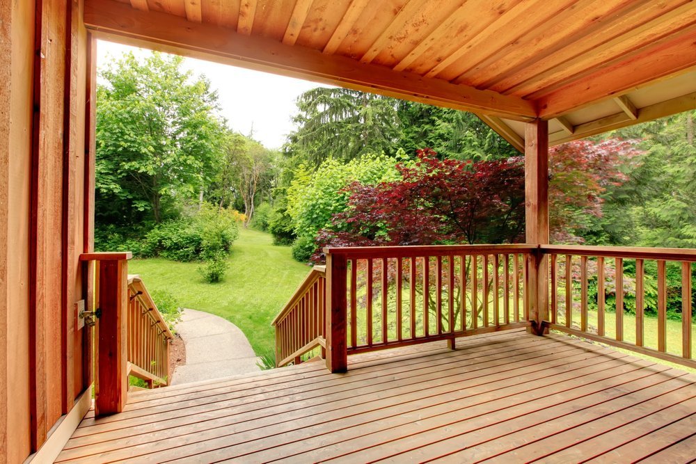 Nice cedar deck with beautiful scenery, and space